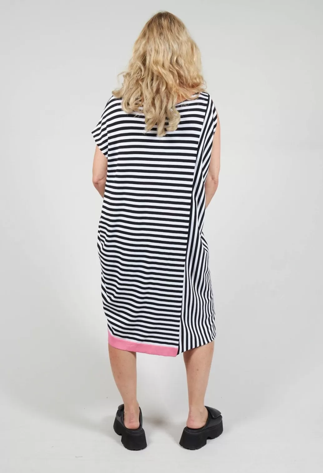 Knitwear^Crea Concept Colour Block Jumper Dress In Black And Pink Stripe