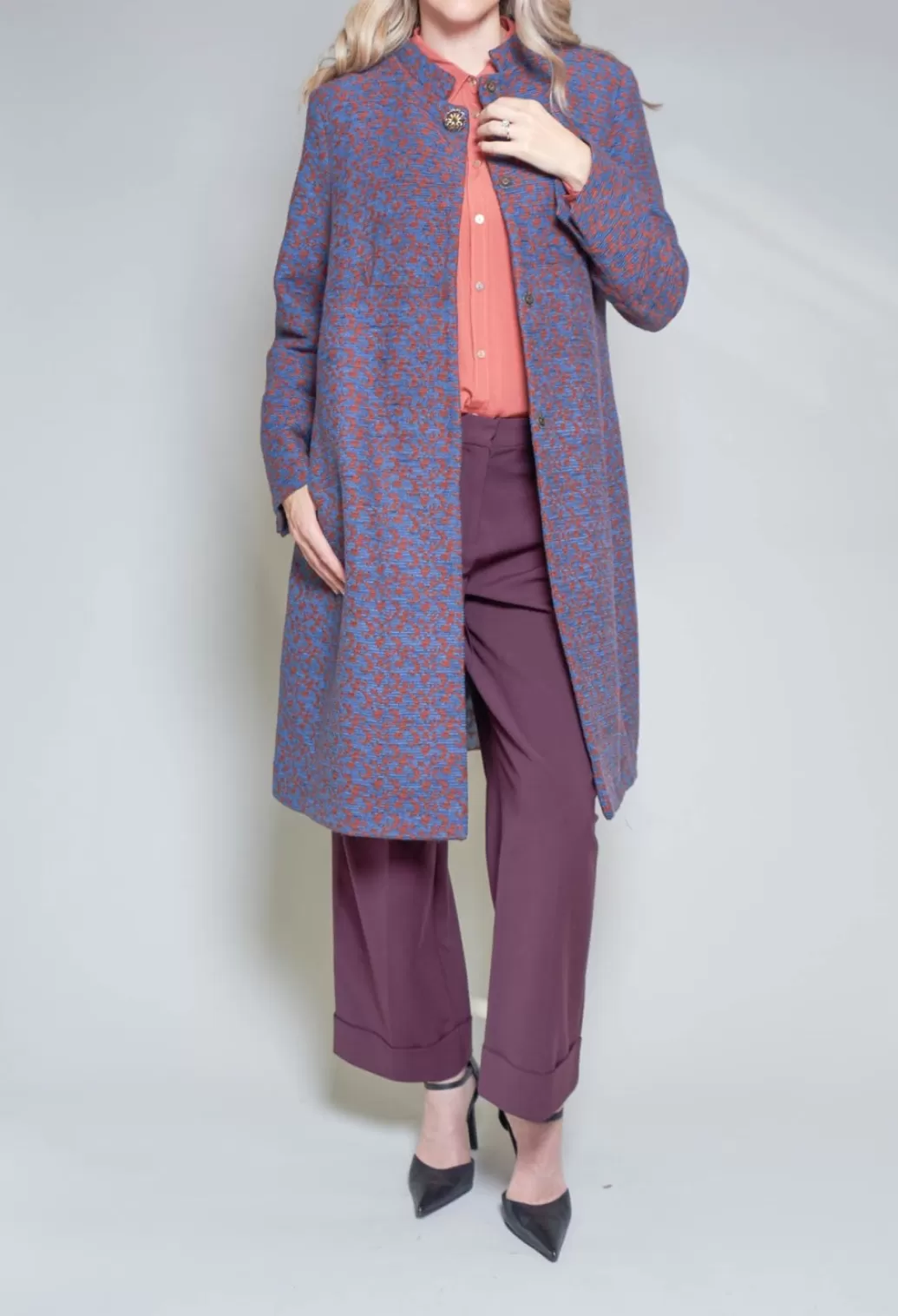Coats^Niù Long Chic Coat With Brooch Detail At Collar In Amber
