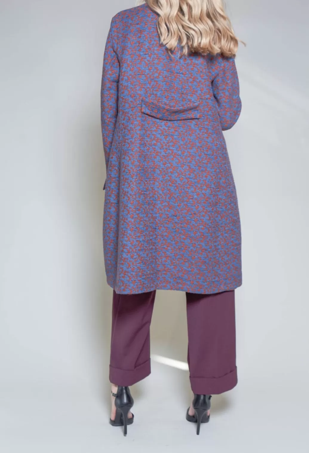 Coats^Niù Long Chic Coat With Brooch Detail At Collar In Amber