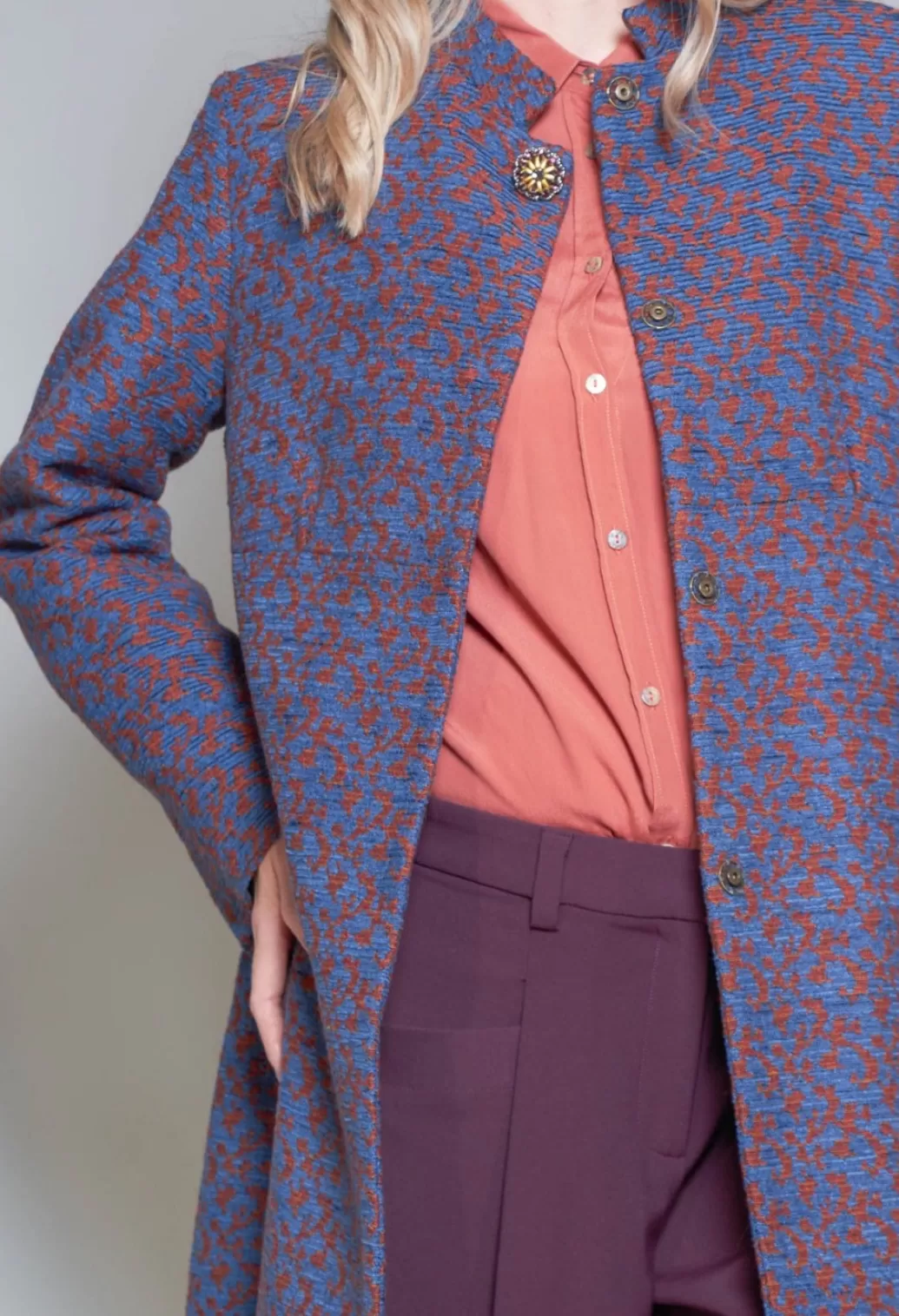 Coats^Niù Long Chic Coat With Brooch Detail At Collar In Amber