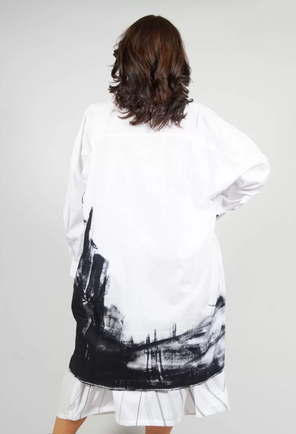 Shirts & Blouses^Moyuru Longline Shirt With Print At Hemline In White And Black