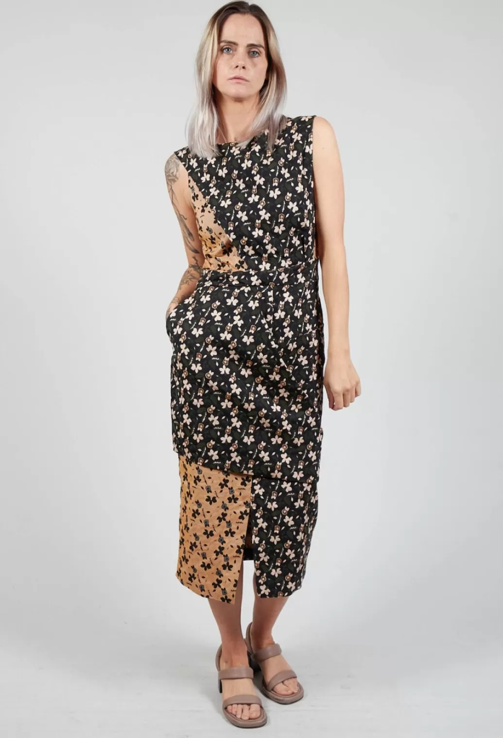 Dresses^IXOS Sleeveless Structured High Neck Dress With Print In Nero / Biscotto
