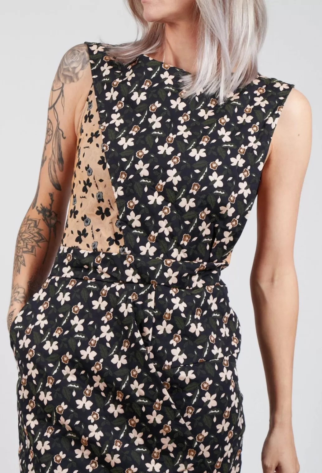Dresses^IXOS Sleeveless Structured High Neck Dress With Print In Nero / Biscotto